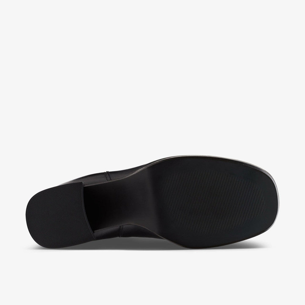Pique Up Black Leather