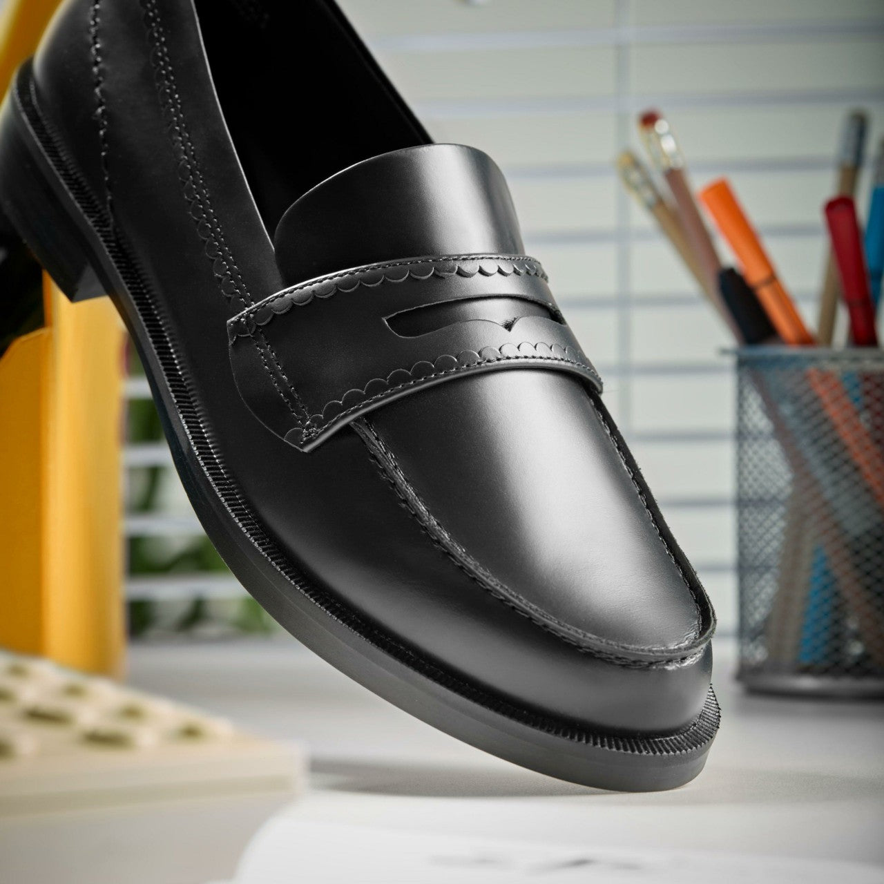 Straven Edge Black Leather