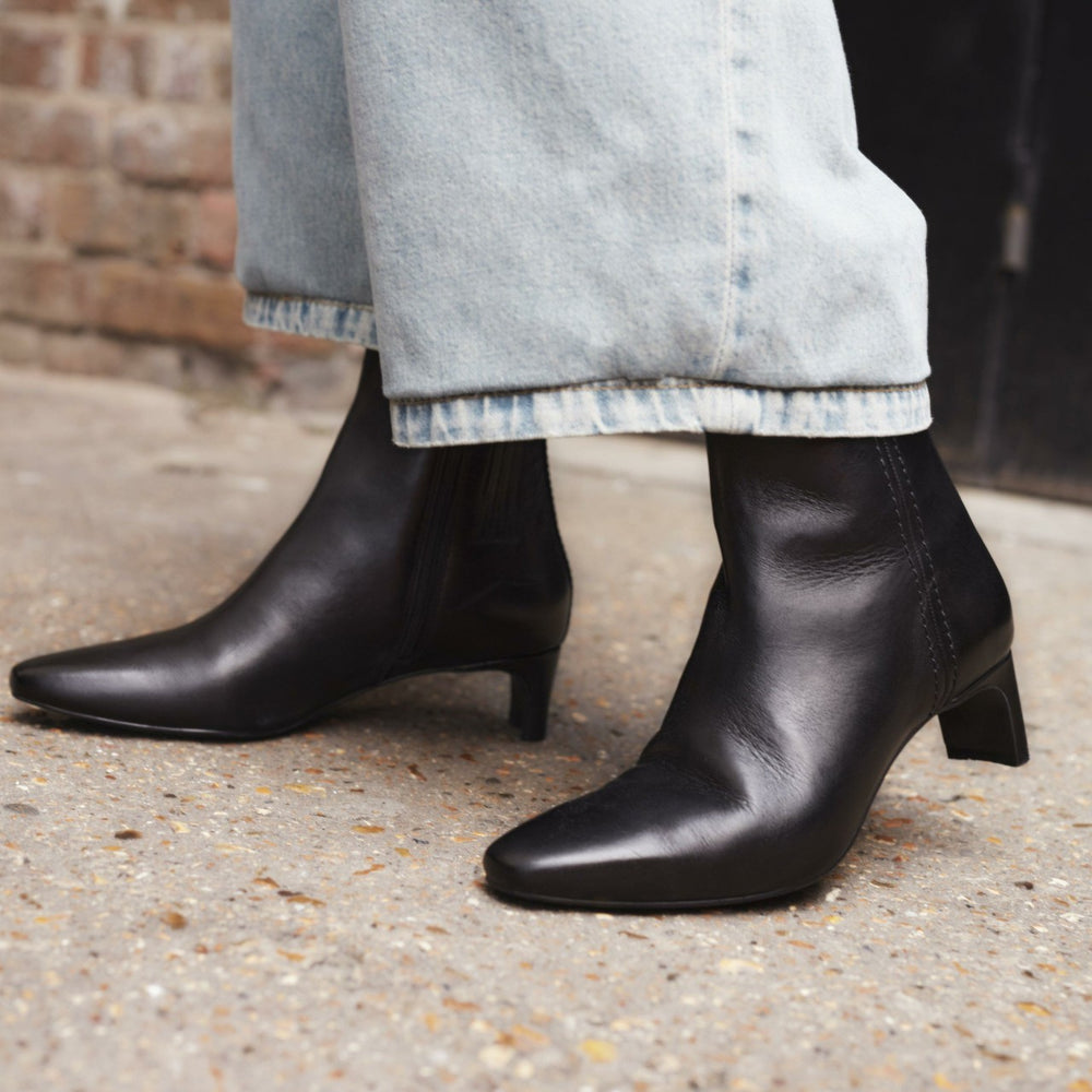 Edina Up Black Leather